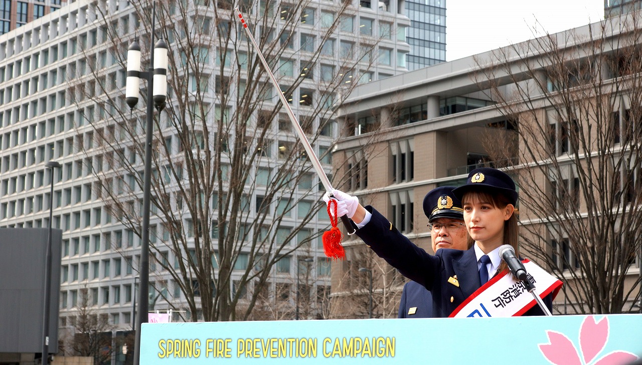 モデルのトラウデン直美さんが一日消防署長で火災予防を呼び掛ける