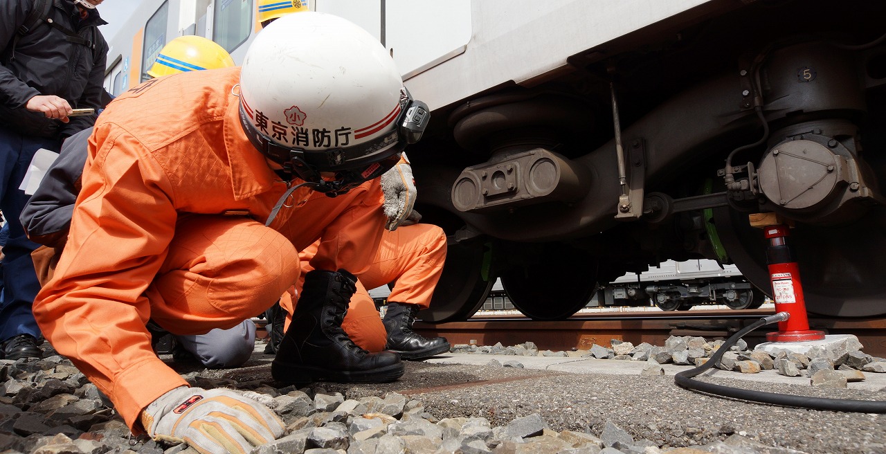 東武東上線の新型鉄道車両で人身事故対応訓練<br>東京消防庁板橋消防署