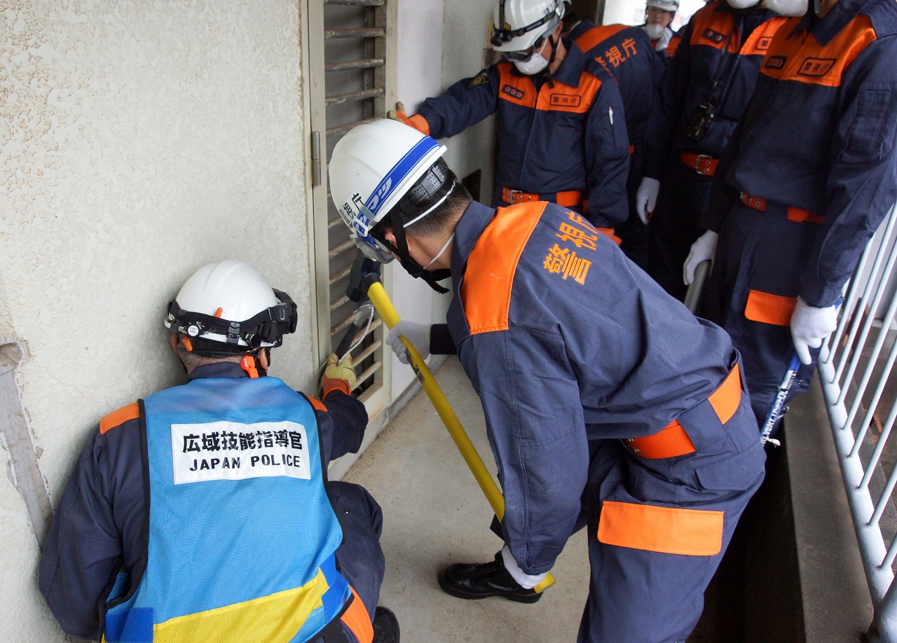 強制進入訓練で震災に備える！<br>―警視庁小金井警察署―