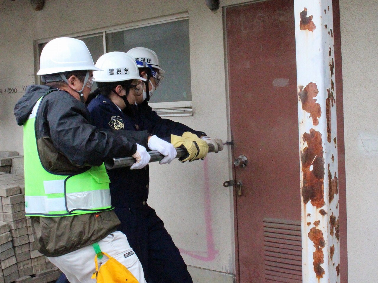ドアと壁の強制開放 <br>警視庁と国士舘大学、地域防災が訓練