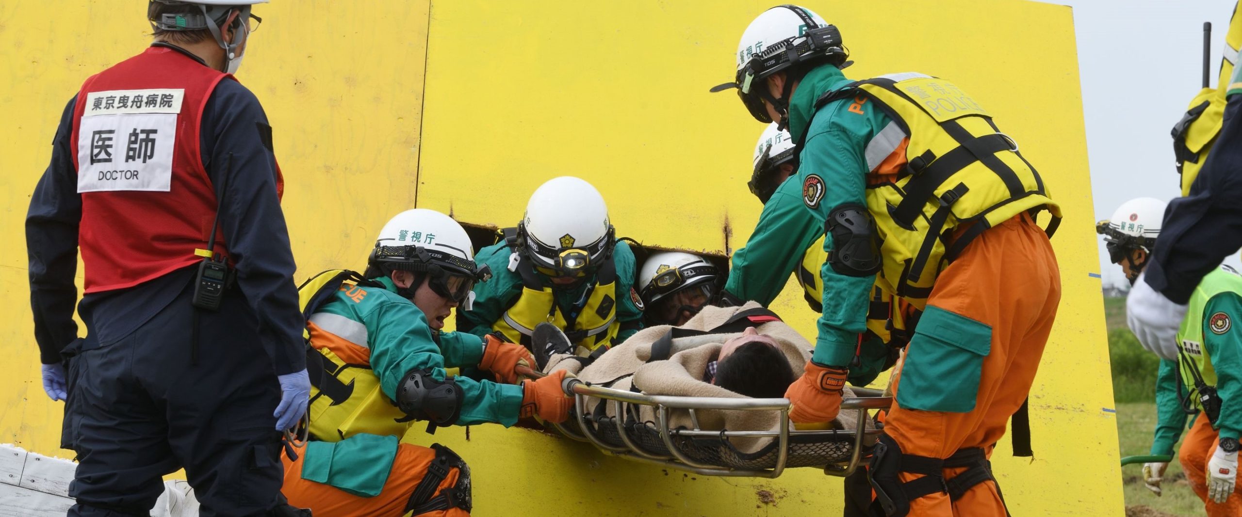 警視庁「災害警備総合訓練2025」<br>道路陥没事故やロープ救出も想定！